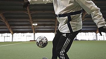 足球花式起球过人（五个花式过人技巧（不建议在实战中使用））