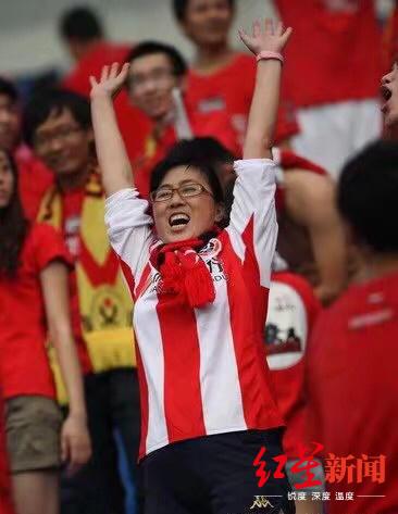 考虑赶他上看台（一路相伴！听“刀锋”球迷讲他们的“成足故事”）