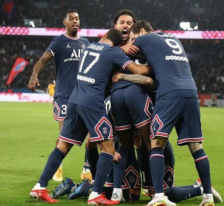 梅西内马尔鸟巢踩场(巴黎巨星被踩踏!内马尔百米冲刺为他出头,还亲身示范:这样踩的)