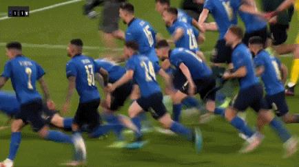 转载足球场上老二走光图片（大型社死现场!意大利队集体扑地庆祝,因莫比莱球裤掉了露出小内裤）