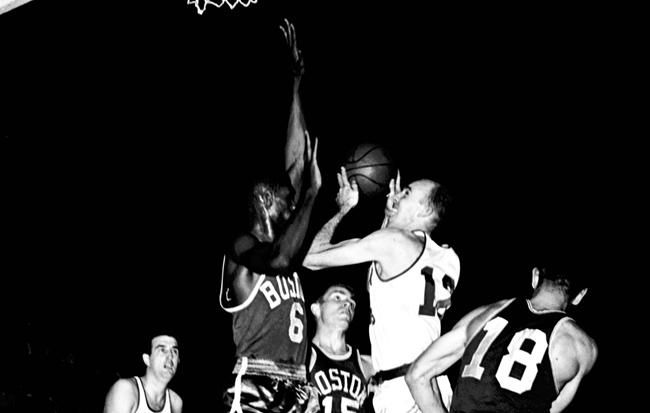 中国足球迷和篮球迷哪个更多(为什么中国的篮球迷多是球星粉,而足球迷多是球队粉?|懒熊涨姿势)