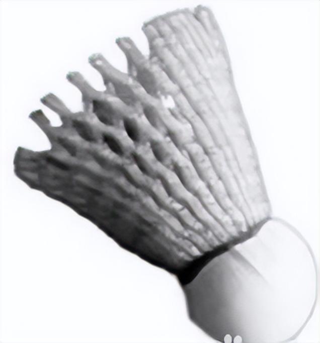 怎么做简单的羽毛球(教大家如何利用生活中的废弃饮料瓶和玻璃珠制作羽毛球)