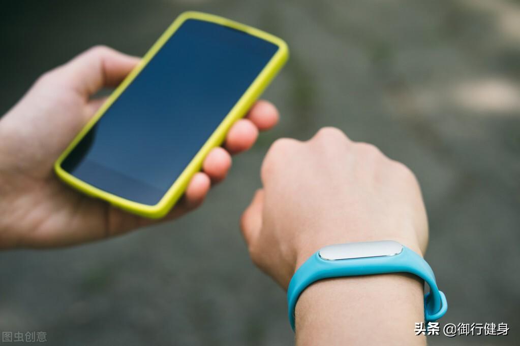 穿篮球鞋跑步怎么样(热爱跑步的人,都有哪些有趣的装备?)