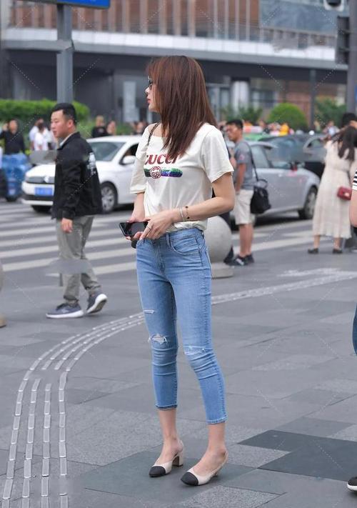 白色T恤怎么搭配