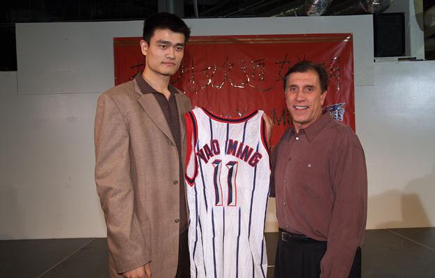 拳击打出脑浆的是谁（NBA十大最惨烈斗殴，姚明恩师被揍出脑浆，科比遭无名小卒暴打）