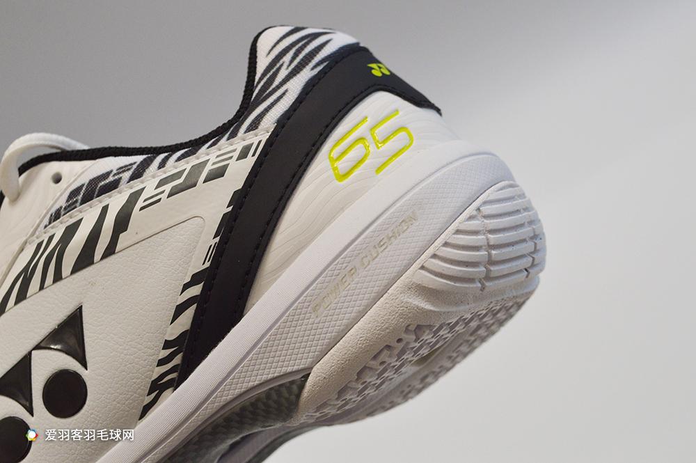 儿童打羽毛球穿什么鞋好(这款羽毛球鞋火了20年!国际选手几乎人手一双)