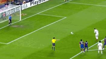 史诗级0比0(9.5万人见证史诗级0-0!C罗欧冠3分钟失点,梅西60分钟被换)