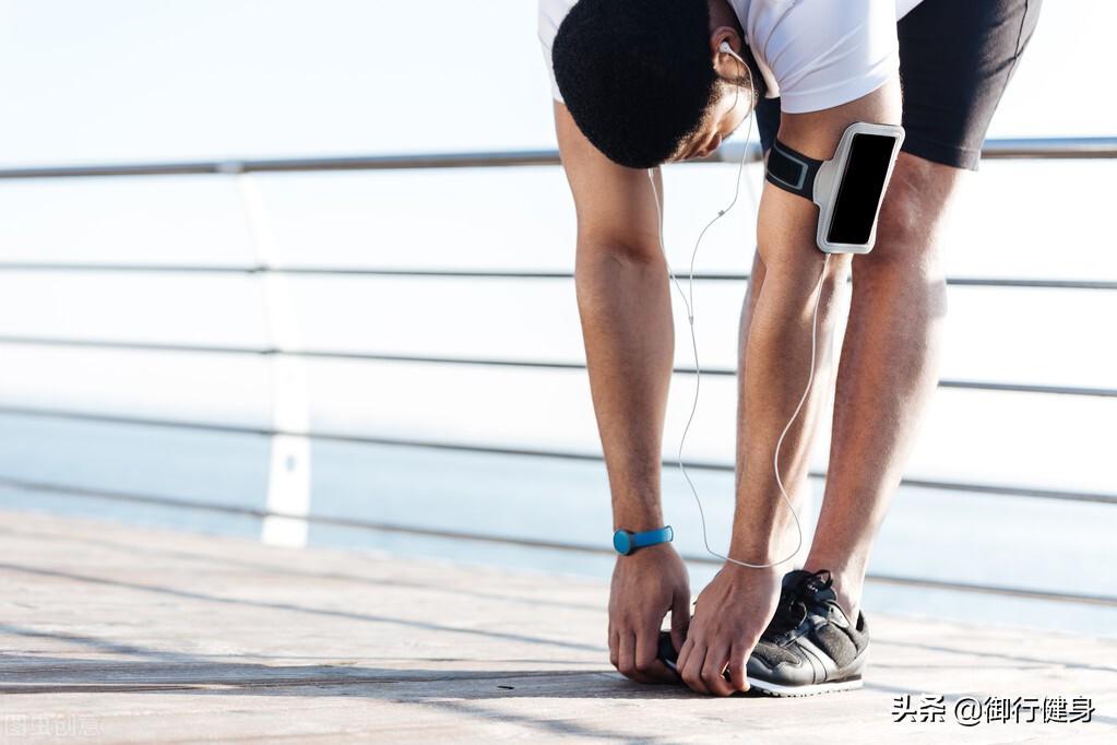 穿篮球鞋跑步怎么样(热爱跑步的人,都有哪些有趣的装备?)