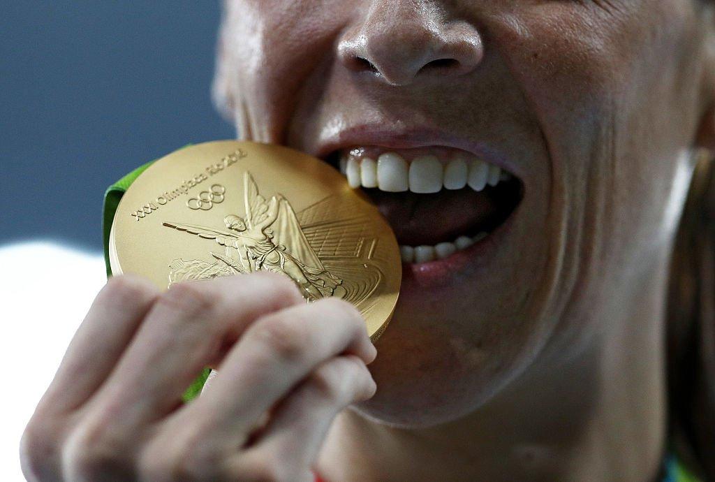 08年金镶玉奖牌多少钱(东京奥运金牌掉皮?哪届奥运金牌最值钱?为何金镶玉只能排第10?)