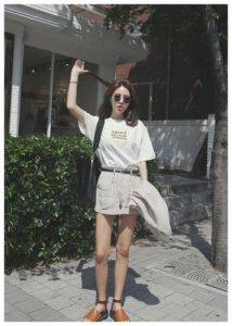 白色T恤怎么搭配(t恤衫长了怎么弄好看)-华海博客