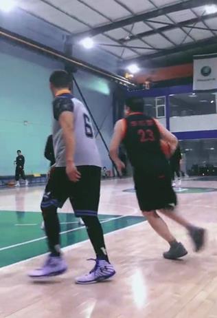 打篮球背影照片(61岁毕福剑近况曝光,与年轻小伙大战篮球,一连投4球背影潇洒)