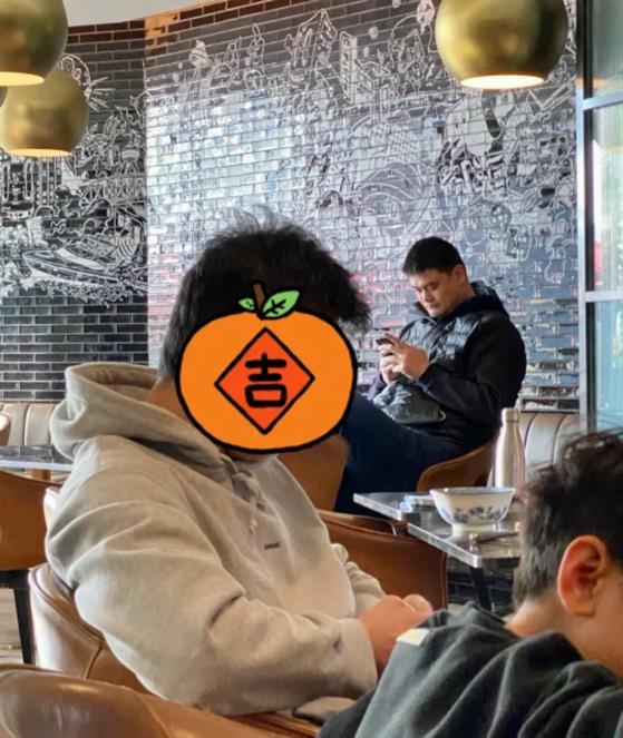 姚明的儿子和女儿(姚明过年带孩子,11岁女儿到爸爸手臂似有180,长腿继承叶莉基因)