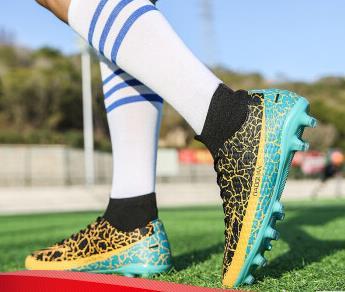 足球鞋ag钉啥意思（在人造草坪穿什么运动足球鞋）