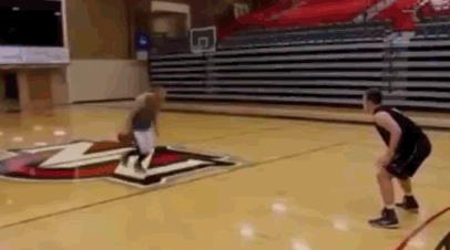 篮球组合动作(晃遍无数人!这是莫兰特罗斯最爱用的过人招式)