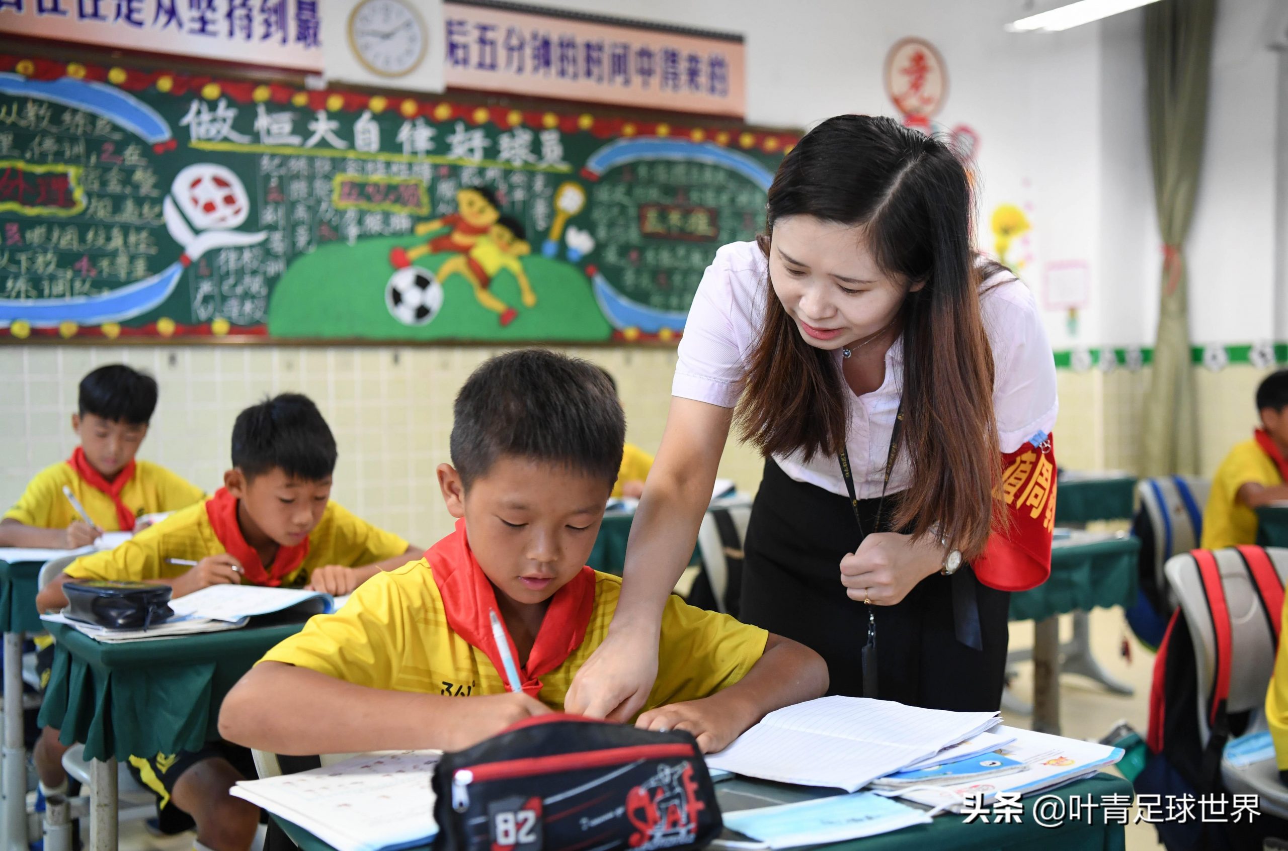 恒大足球青训怎么报名(探秘恒大足校:2万人报名,只招300人!百里挑一,全免费培养)