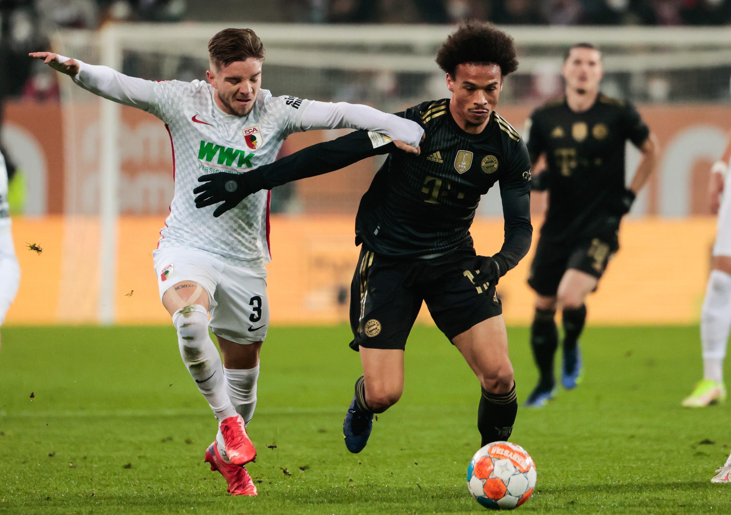 萨内庆祝胜利(足球-德甲:拜仁不敌奥格斯堡)