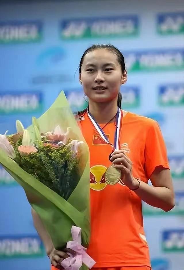 中国最早羽毛球一姐是(国羽一姐王仪涵:54次冠军换不来奥运金牌,退役后嫁师弟终得幸福)