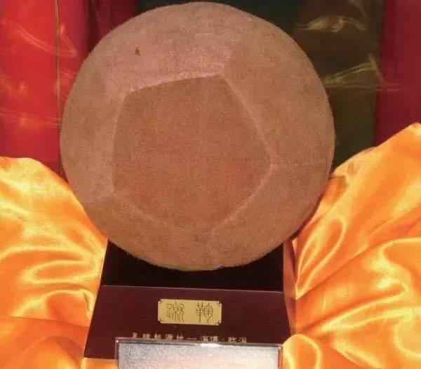 足球是什么样子（足球原来是这个样子的 向不规则的“鞠”致敬！）