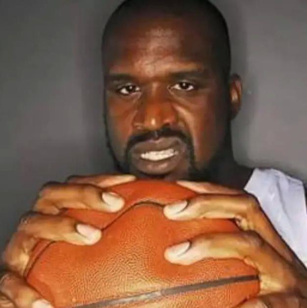 手小可以抓篮球吗（篮球在NBA这些球星手里 总是感觉小一号！张伯伦2根手指抓球）