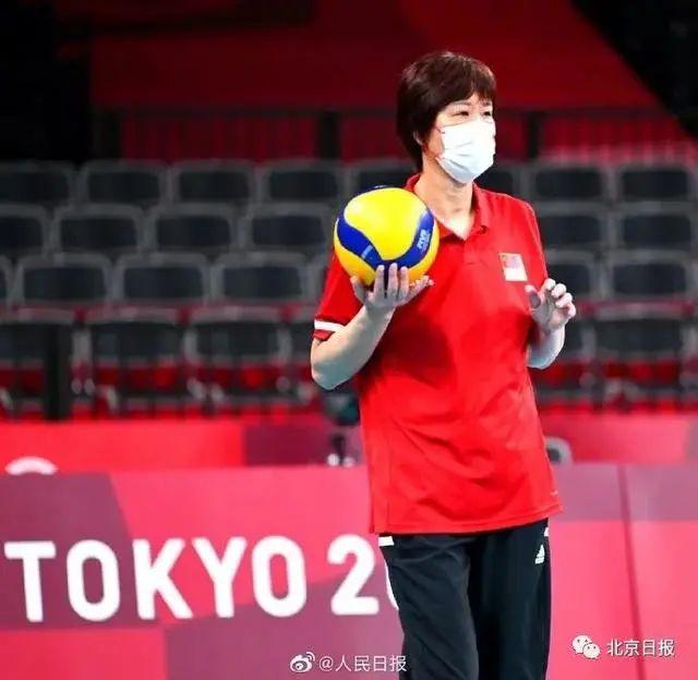 中国女排张常宁告别郎平（感谢你带给我们最好的8年！中国女排姑娘们哭成一片！送别郎平）