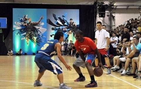 美国篮球教授中国打架(职业球员对上街球手会怎样?教授险些打架,科比完爆街球高手!)