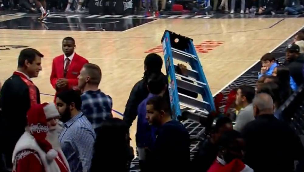 篮筐都舍不得科比（装逼失败！威少致敬科比说篮筐歪了，工作人员检查说：完美，神龟尴尬）