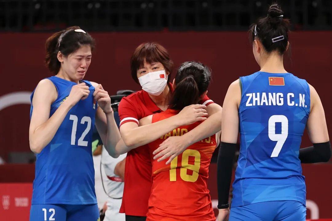 中国女排张常宁告别郎平（感谢你带给我们最好的8年！中国女排姑娘们哭成一片！送别郎平）