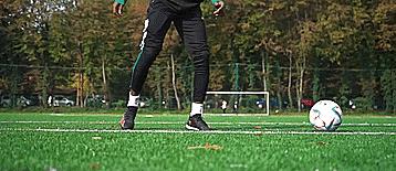 足球怎么打单边(三个所有球员都必须要掌握的足球技巧)