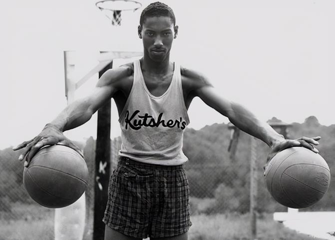 手小可以抓篮球吗（篮球在NBA这些球星手里 总是感觉小一号！张伯伦2根手指抓球）