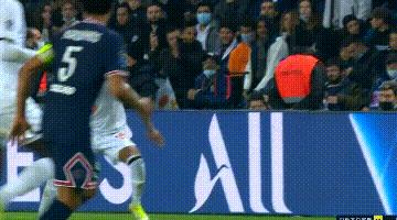 梅西内马尔鸟巢踩场(巴黎巨星被踩踏!内马尔百米冲刺为他出头,还亲身示范:这样踩的)