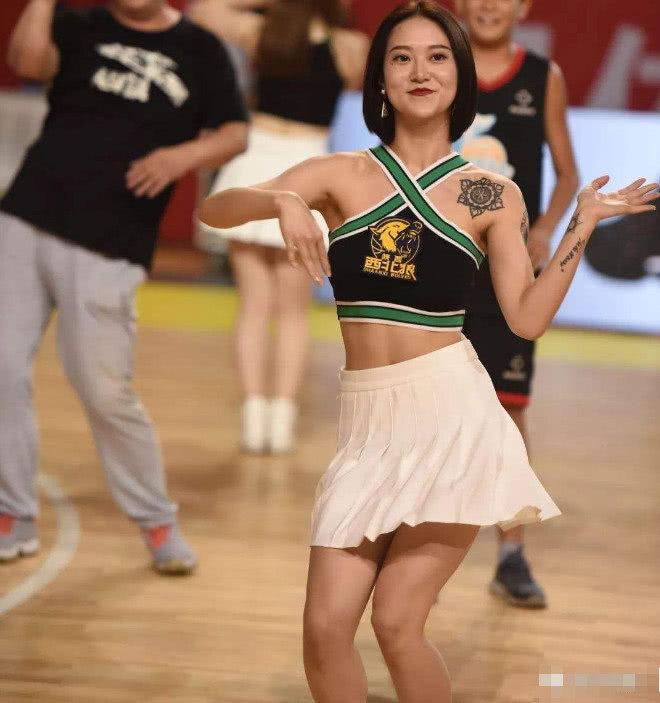 为什么nba球星穿袜子拖鞋（为何有些篮球球员要特地穿两双袜子比赛？美女啦啦队员说出大实话）