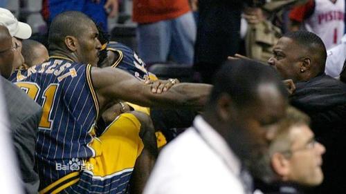 拳击打出脑浆的是谁（盘点NBA五大冲突时刻，一人被打出脑浆）