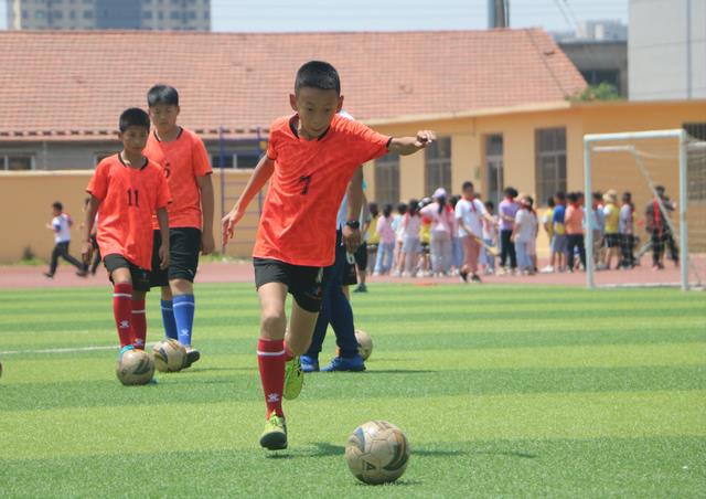 小学生学足球有什么好处(泰安校园足球之小井小学,别担心孩子不喜欢足球,未来目标市冠军)