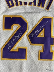 nba球衣怎样识别真假(如何分辨科比亲签真假?这里可能有你要的答案)-华海博客