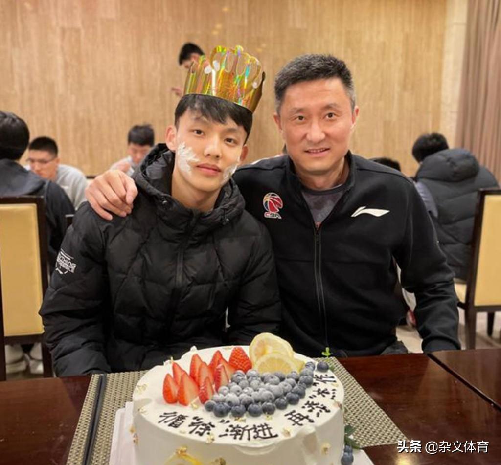 cba哪个球员女友矮（杜锋知人善用！身材矮小却成为广东男篮奇兵，场外与女友保持低调）