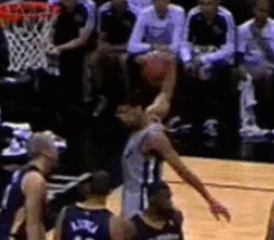 足球场上的搞笑动作(图看NBA五大爆笑瞬间:库里快攻准备扣篮,不料脚下一滑太尴尬)