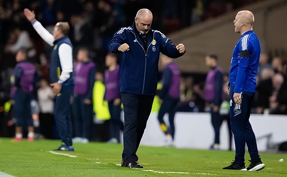 北爱尔兰足球联赛有几个级别（四支参赛队，三支都要在欧国联降级，英国的球队这是怎么了？）