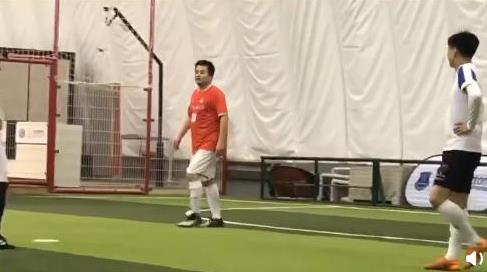 打篮球背影照片(61岁毕福剑近况曝光,与年轻小伙大战篮球,一连投4球背影潇洒)