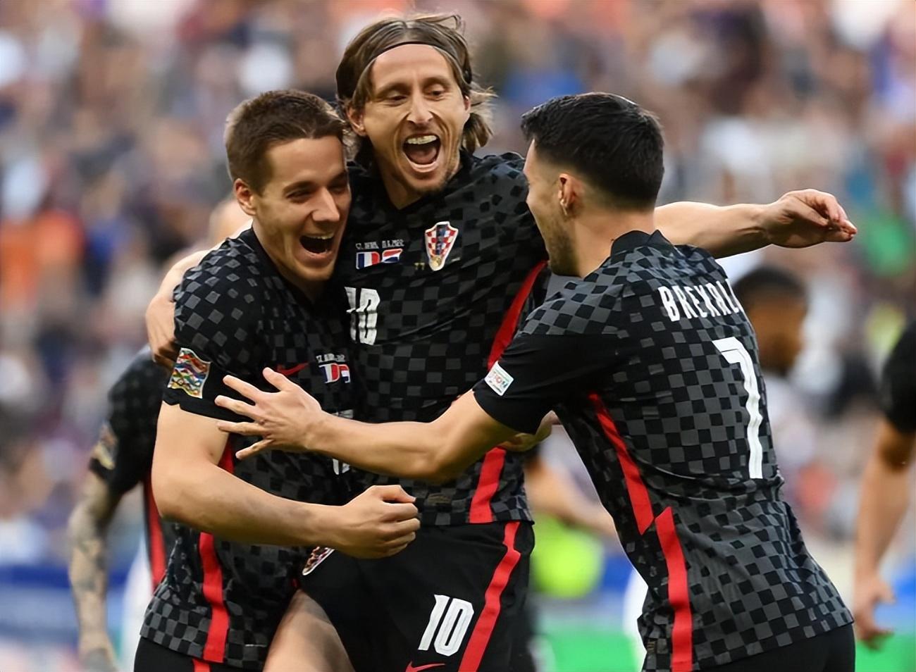 意大利男足国家队（足坛疯狂一夜：梅西传射阿根廷5-0狂胜，意大利3-1逆转，亚洲全败）