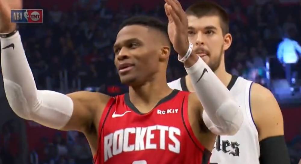 篮筐都舍不得科比（装逼失败！威少致敬科比说篮筐歪了，工作人员检查说：完美，神龟尴尬）