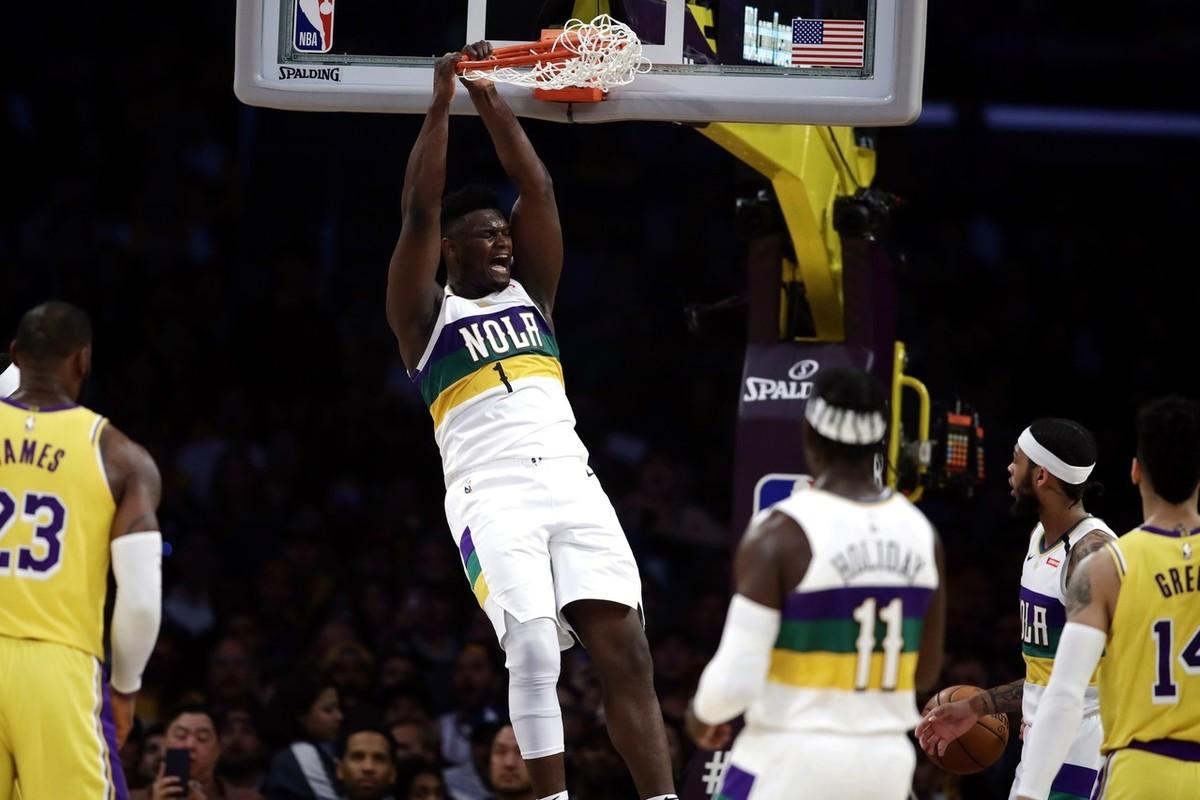 詹姆斯指导新秀锡安时（生涯第一次面对詹姆斯，锡安怎么就交出了这样的答卷）