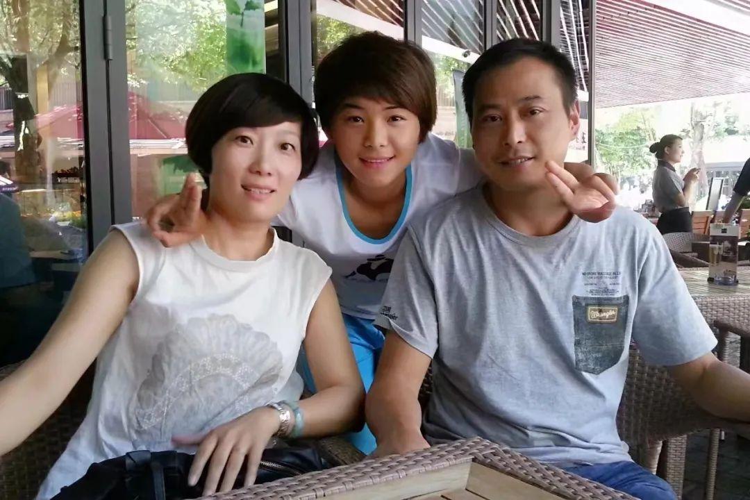 王霜站爸爸身边乖巧可爱（那个在国少队每天哭着给家里打电话的女孩，现在成了“楷模王霜”）