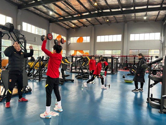 女足进行回国后的首堂训练课（中国女足完成回国首训，球员成流量市场宠儿：国门收相亲节目邀请）