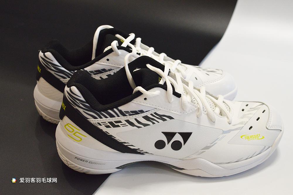 儿童打羽毛球穿什么鞋好(这款羽毛球鞋火了20年!国际选手几乎人手一双)