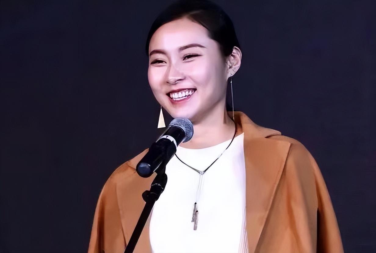 中国最早羽毛球一姐是(国羽一姐王仪涵:54次冠军换不来奥运金牌,退役后嫁师弟终得幸福)