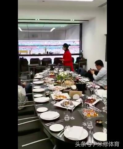看世界杯吃饭(曝中国足球官员与米卢在世界杯豪华包厢大吃大喝?事实真相曝光)