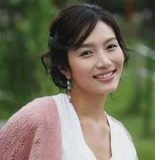 我丈夫能踢到50岁(美过宋慧乔,被丈夫砍断手指踢至流产,结婚13天离婚,45岁仍单身)