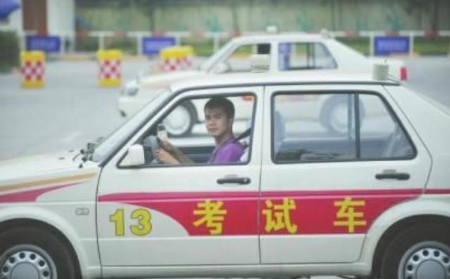 高尔夫初级教练证怎么考（从事驾校教练工作，考教练证要考哪些）