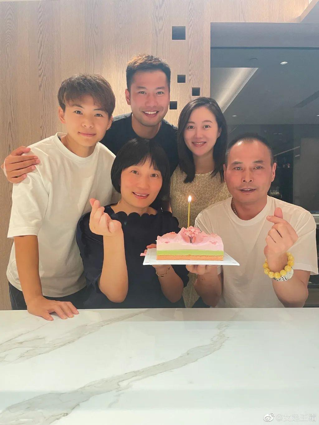 王霜站爸爸身边乖巧可爱（那个在国少队每天哭着给家里打电话的女孩，现在成了“楷模王霜”）