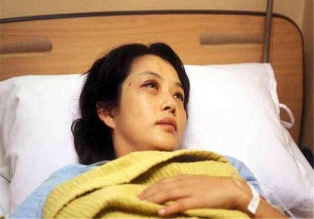 我丈夫能踢到50岁(美过宋慧乔,被丈夫砍断手指踢至流产,结婚13天离婚,45岁仍单身)